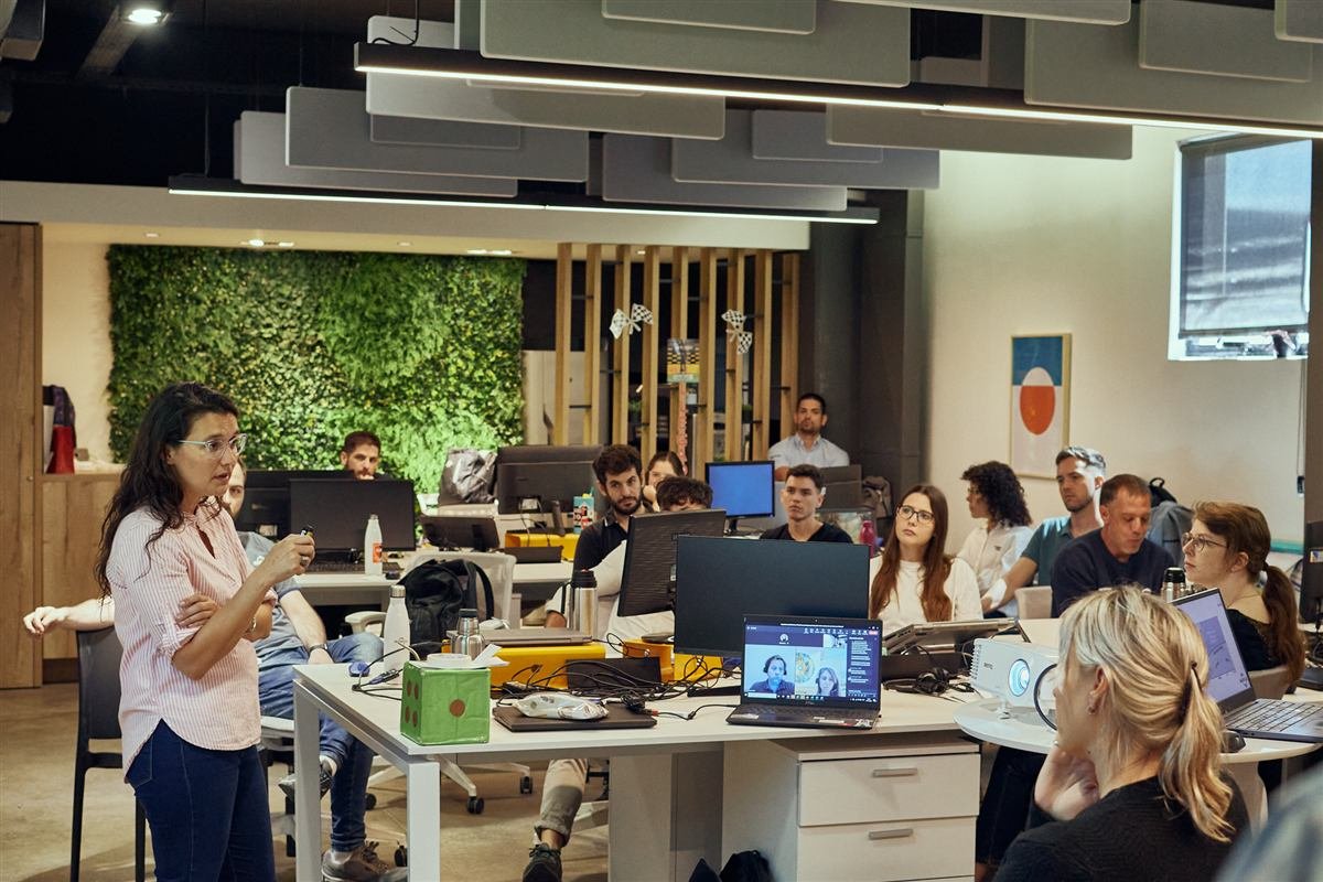 Laura Zanitti facilitando una sesión de equipo
